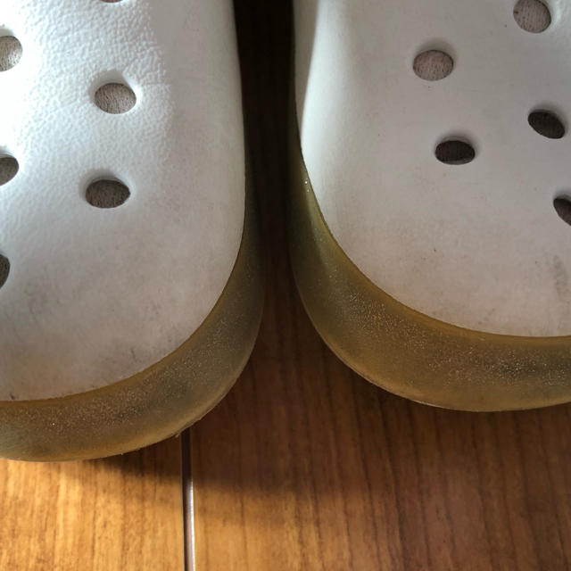 crocs(クロックス)のクロックス サンダル ホワイト ボア C8.9 15.5〜16.5 キッズ/ベビー/マタニティのキッズ靴/シューズ(15cm~)(サンダル)の商品写真