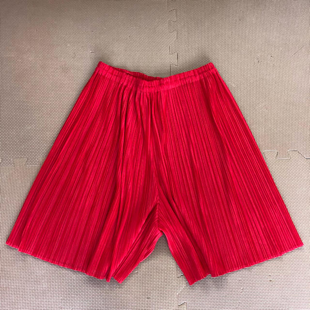 PLEATS PLEASE ISSEY MIYAKE(プリーツプリーズイッセイミヤケ)のプリーツプリーズ PLEATS PLEASE ボトムス ハーフパンツ レディースのパンツ(ハーフパンツ)の商品写真