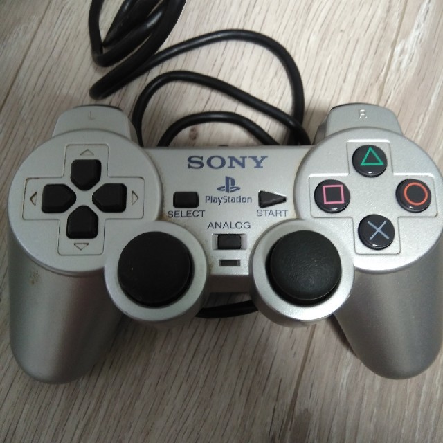 PlayStation2(プレイステーション2)のﾌﾟﾚｽﾃ2 ｺﾝﾄﾛｰﾗｰ　 エンタメ/ホビーのゲームソフト/ゲーム機本体(家庭用ゲーム機本体)の商品写真