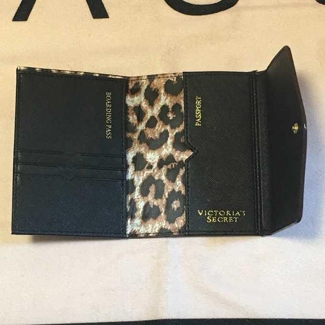 Victoria's Secret(ヴィクトリアズシークレット)のヴィクトリアシークレット パスポートケース 三つ折り ブラック レディースのファッション小物(名刺入れ/定期入れ)の商品写真