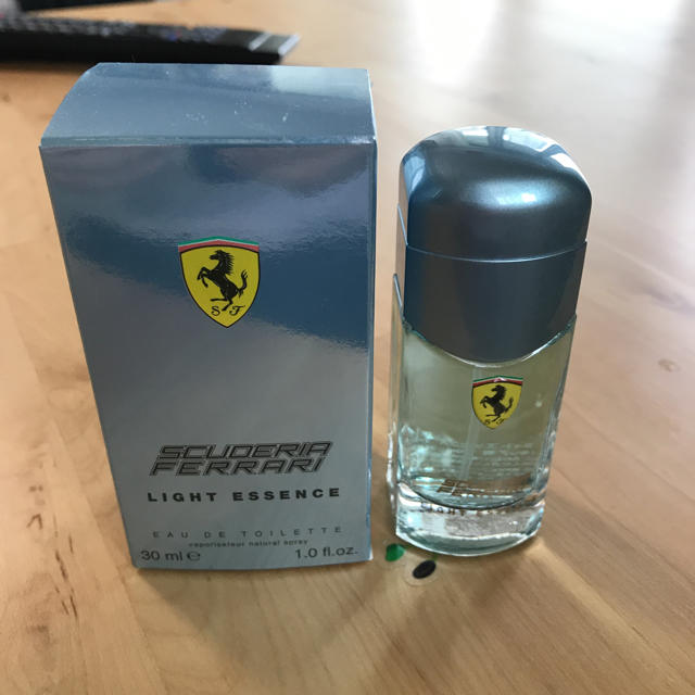 Ferrari(フェラーリ)のフェラーリ ライトエッセンス 30ml コスメ/美容の香水(ユニセックス)の商品写真