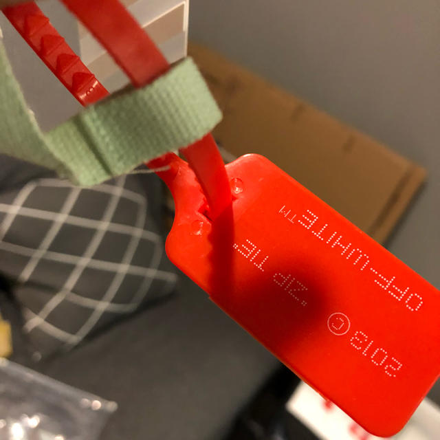 OFF-WHITE(オフホワイト)のOff white 赤タグ 1個 その他のその他(その他)の商品写真