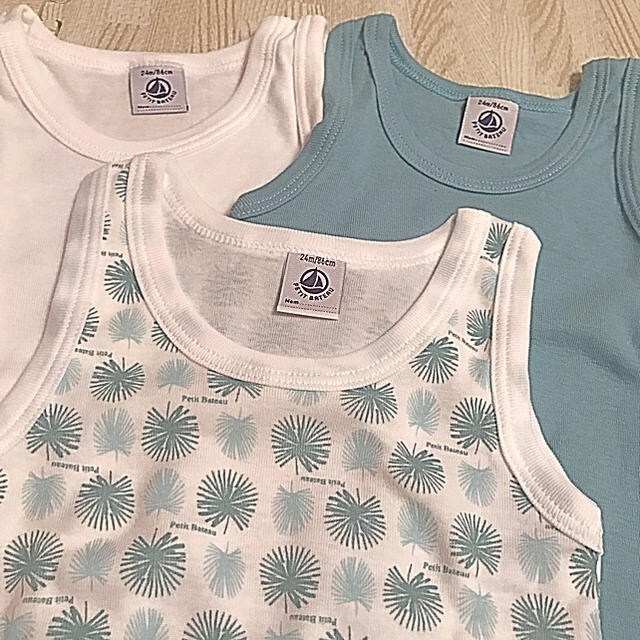 PETIT BATEAU(プチバトー)のプチバトー 18SS カラー&プリント ノースリーブボディ3枚組 36m 新品 キッズ/ベビー/マタニティのキッズ服男の子用(90cm~)(下着)の商品写真