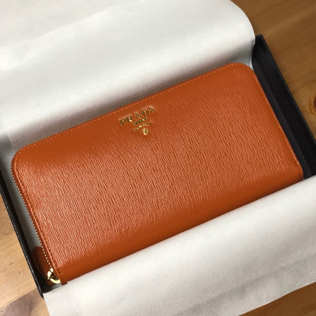 PRADA(プラダ)のプラダ長財布 オレンジ  レディースのファッション小物(財布)の商品写真