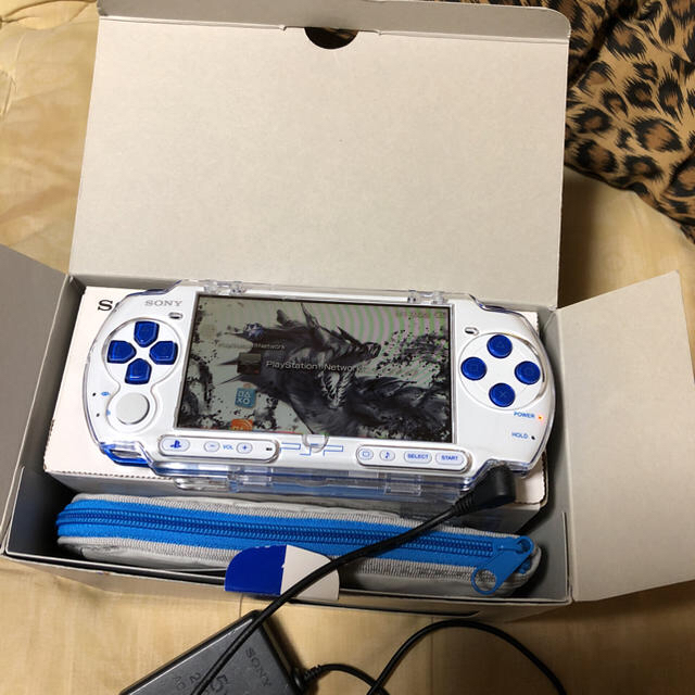 PlayStation Portable(プレイステーションポータブル)の限定PSP3000番青、白 エンタメ/ホビーのゲームソフト/ゲーム機本体(携帯用ゲーム機本体)の商品写真