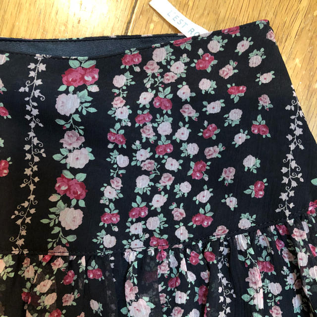 L'EST ROSE(レストローズ)の在庫確認長い　美品 レストローズの黒地に花柄スカート＊. レディースのスカート(ミニスカート)の商品写真