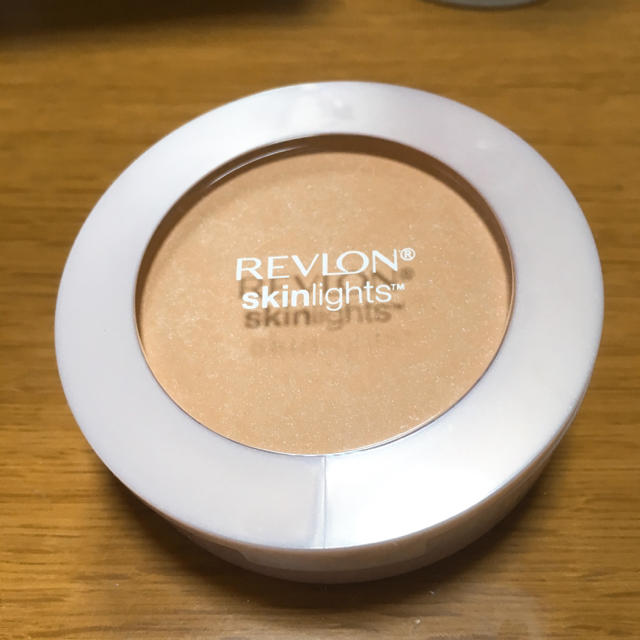 REVLON(レブロン)のレブロンスキンライトプレストパウダー コスメ/美容のベースメイク/化粧品(フェイスパウダー)の商品写真