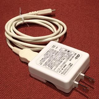 エーユー(au)のau 共通ACアダプタ03 スマホ充電器 純正 (バッテリー/充電器)