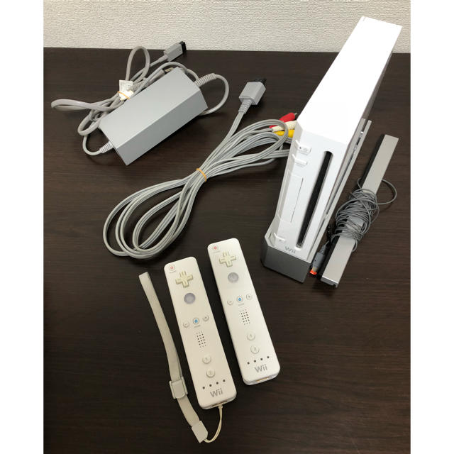 Wii(ウィー)のWii 本体 ケーブル等 センサーバー リモコン ソフト セット エンタメ/ホビーのゲームソフト/ゲーム機本体(家庭用ゲーム機本体)の商品写真