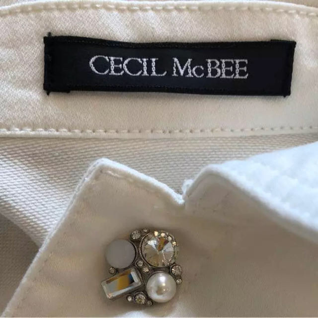 CECIL McBEE(セシルマクビー)のセシールマクビー   白いビジュー付き  ジャケット  新品 レディースのジャケット/アウター(Gジャン/デニムジャケット)の商品写真