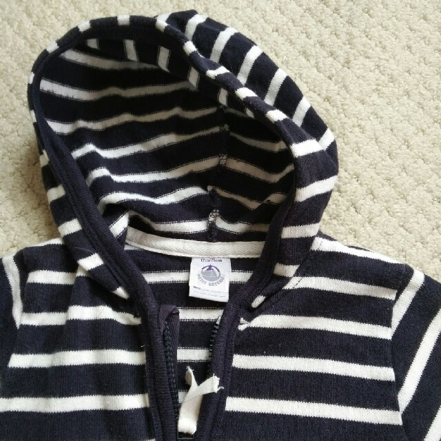 PETIT BATEAU(プチバトー)のプティバトー　ボーダーパーカー　74cm キッズ/ベビー/マタニティのベビー服(~85cm)(カーディガン/ボレロ)の商品写真