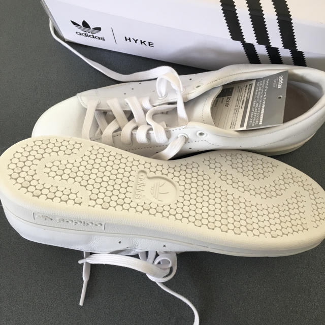 HYKE(ハイク)のhyke✖adidas  スニーカー 未使用品　24.5ｃｍ レディースの靴/シューズ(スニーカー)の商品写真