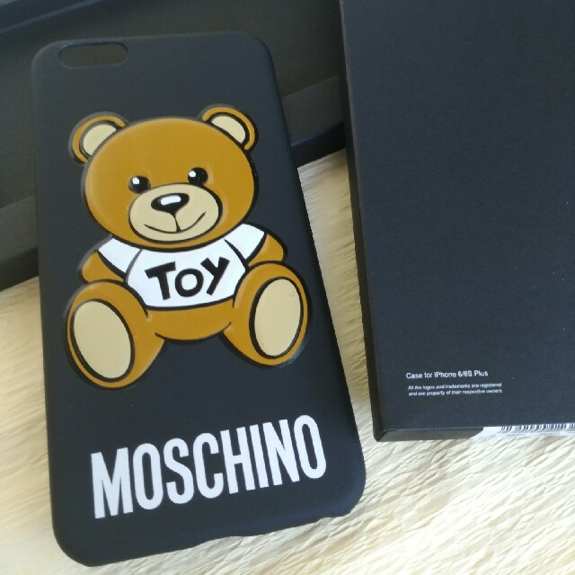 MOSCHINO(モスキーノ)の新品特価　IPHONE6/6sプラス　モスキーノ　MOSCHINO　スマホケース スマホ/家電/カメラのスマホアクセサリー(iPhoneケース)の商品写真