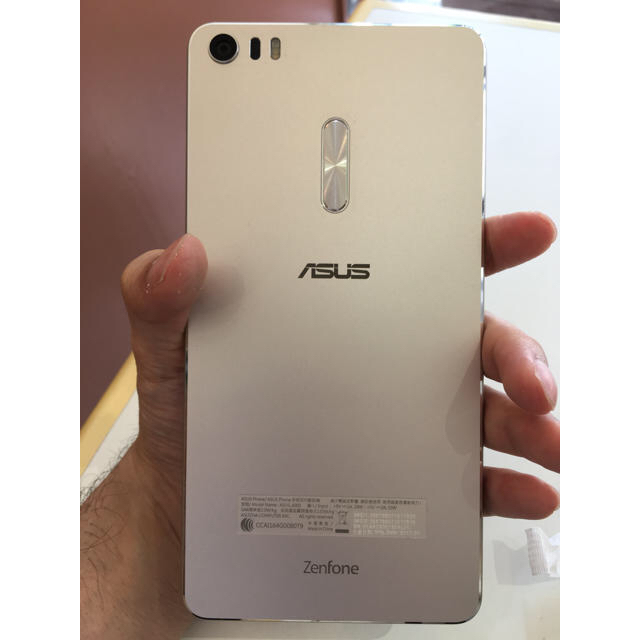 ASUS(エイスース)のASUS ZenFone3 Ultra シルバー SIMフリー美品 スマホ/家電/カメラのスマートフォン/携帯電話(スマートフォン本体)の商品写真
