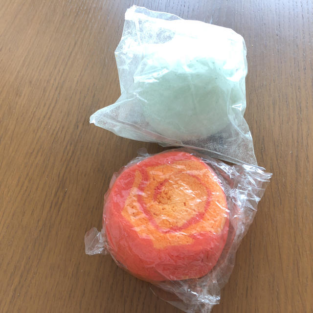 LUSH(ラッシュ)のいいね不要様専用★LUSH ラッシュのバスボム 入浴剤 コスメ/美容のボディケア(入浴剤/バスソルト)の商品写真