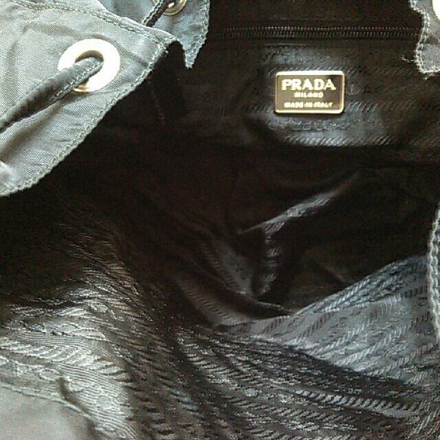 PRADA(プラダ)のPRADA　リュック　プラダ　本物　黒　ブラック レディースのバッグ(リュック/バックパック)の商品写真