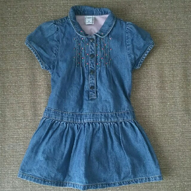 babyGAP(ベビーギャップ)のbabyGAP デニム ワンピース 90㎝ キッズ/ベビー/マタニティのキッズ服女の子用(90cm~)(ワンピース)の商品写真