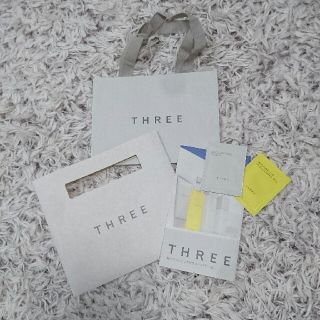 スリー(THREE)のTHREEの紙袋と試供品(ショップ袋)