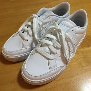 アディダス(adidas)の美品✩︎⡱adidas 白スニーカー👟23.5cm(スニーカー)