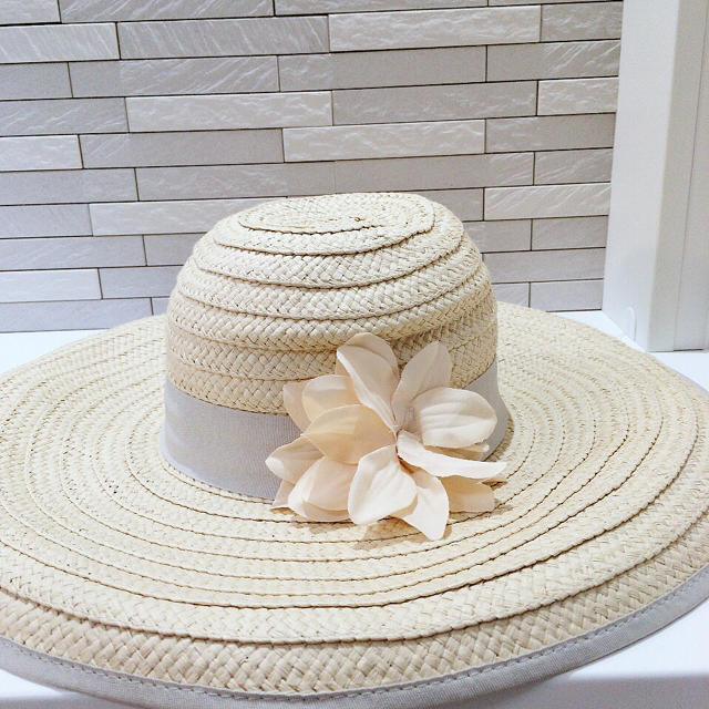 H&M(エイチアンドエム)の新品未使用❤️麦わらお花ハット レディースの帽子(麦わら帽子/ストローハット)の商品写真
