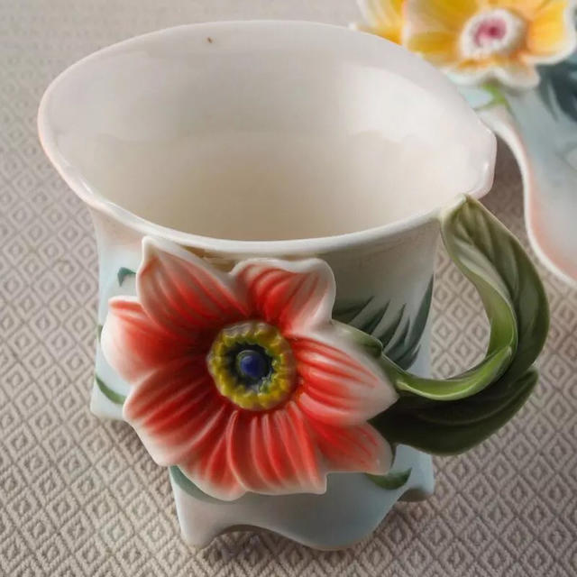 上品陶器ティーカップ&ソーサー 4客セット 立体花型ティーセットの
