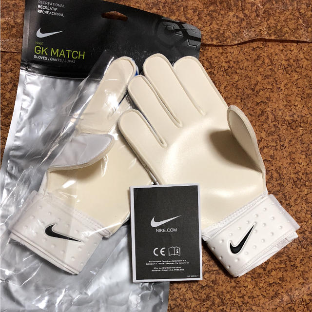 NIKE(ナイキ)の新品☆NIKEゴールキーパーグローブ スポーツ/アウトドアのサッカー/フットサル(その他)の商品写真