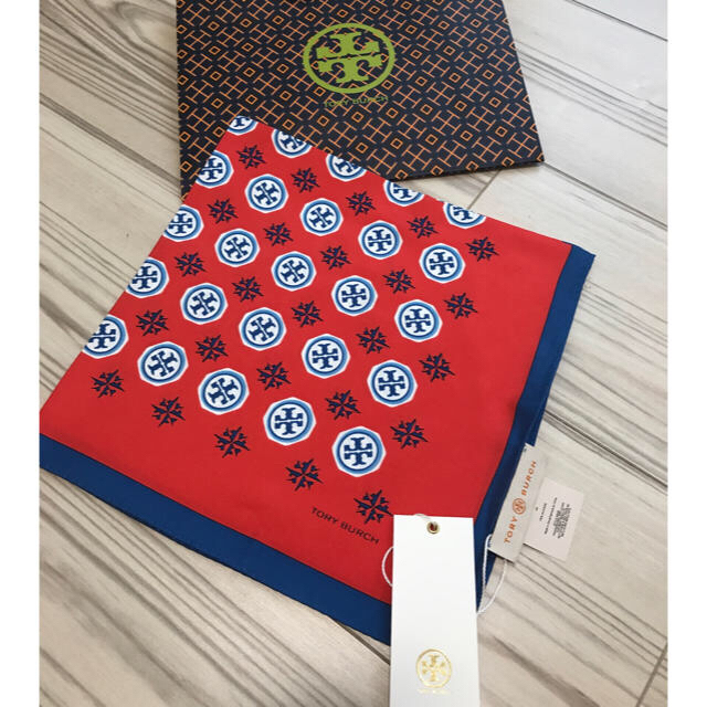 Tory Burch(トリーバーチ)の2018春夏新作 ♡ 新品 ♡ トリーバーチ ♡ スカーフ シルク  ロゴ レディースのファッション小物(バンダナ/スカーフ)の商品写真