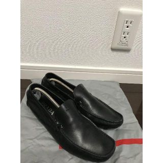 プラダ(PRADA)の●送料込●4万プラダ総レザー革ドライビングシューズ黒スニーカーサイドロゴ入美品(スリッポン/モカシン)