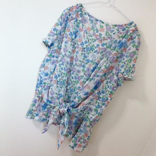 ハニーズ(HONEYS)の【美品】ブルー系 花柄シフォントップス(シャツ/ブラウス(半袖/袖なし))