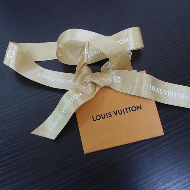 LOUIS VUITTON(ルイヴィトン)のルイヴィトン ラッピングリボン 財布 小物 メッセージカード付 クリスマス限定 インテリア/住まい/日用品のオフィス用品(ラッピング/包装)の商品写真