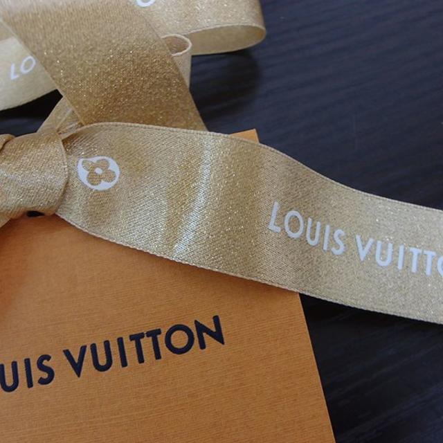 LOUIS VUITTON(ルイヴィトン)のルイヴィトン ラッピングリボン 財布 小物 メッセージカード付 クリスマス限定 インテリア/住まい/日用品のオフィス用品(ラッピング/包装)の商品写真