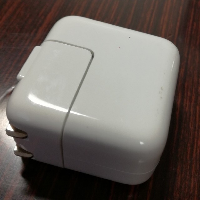 Apple(アップル)の中古☆Apple純正品 10W USB高速充電器 電源アダプタ iPhone等 スマホ/家電/カメラのスマートフォン/携帯電話(バッテリー/充電器)の商品写真