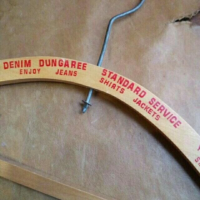 DENIM DUNGAREE(デニムダンガリー)のデニムアンドダンガリー　木製ハンガー　５本セット インテリア/住まい/日用品の収納家具(押し入れ収納/ハンガー)の商品写真