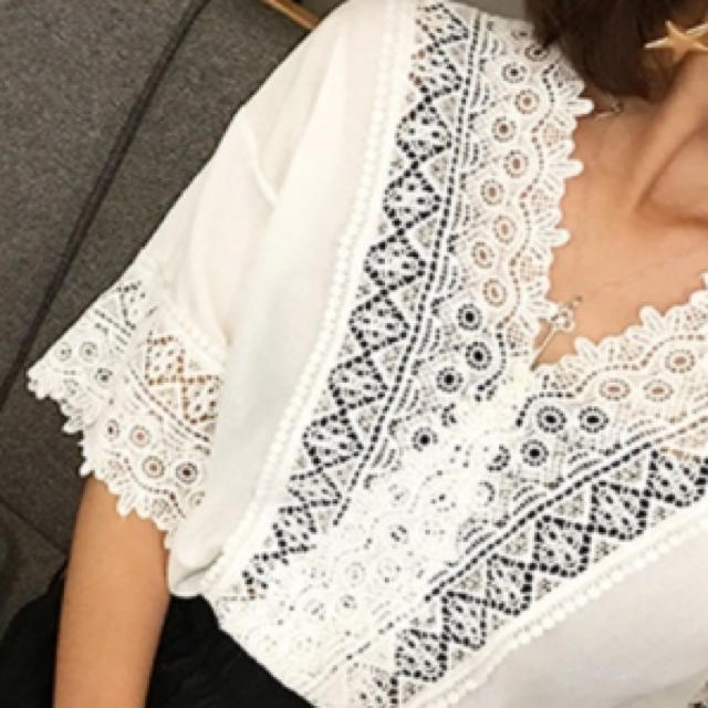 Ｖネックパンチングレース スカラップ 刺繍ブラウス ZARA好きな人へ 白 レディースのトップス(シャツ/ブラウス(半袖/袖なし))の商品写真