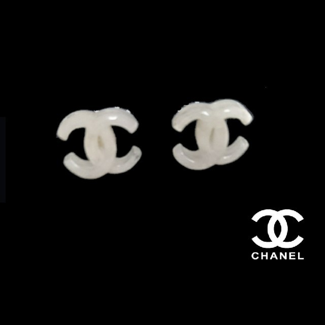 CHANEL　白ピアス