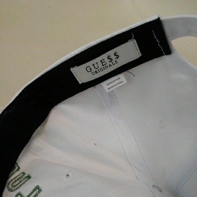 GUESS(ゲス)のsky様専用　GUESS　CLUB　キャップ　白 レディースの帽子(キャップ)の商品写真