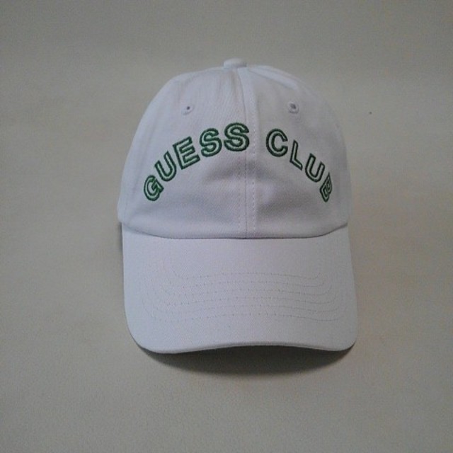 GUESS(ゲス)のsky様専用　GUESS　CLUB　キャップ　白 レディースの帽子(キャップ)の商品写真