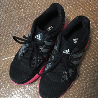 アディダス(adidas)の【アディダス】ランニングシューズ ブラック×ピンク 24.5 レディース(スニーカー)