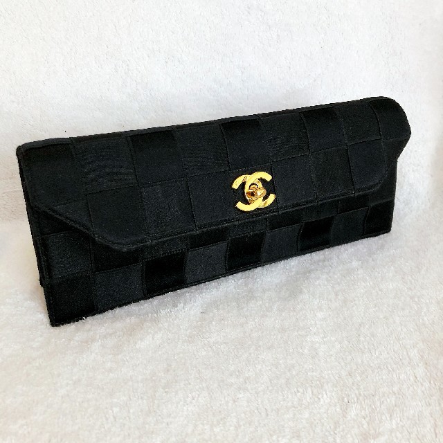 CHANEL(シャネル)の激レア！シャネル サテンクラッチポーチ！美品！ レディースのバッグ(クラッチバッグ)の商品写真