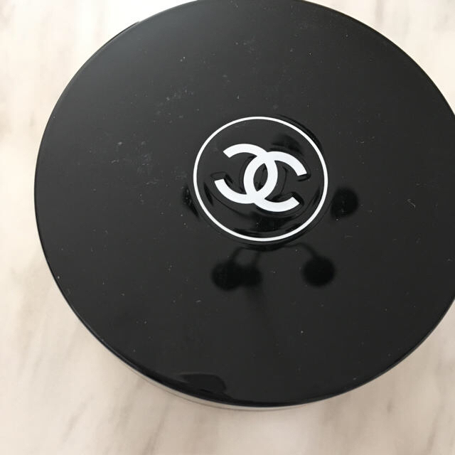 CHANEL(シャネル)のCHANEL フェイスパウダー プードゥルユニヴェルセルリーヴル コスメ/美容のベースメイク/化粧品(フェイスパウダー)の商品写真