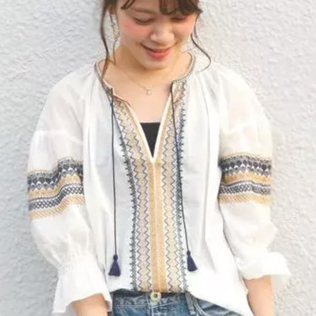 SHIPS for women(シップスフォーウィメン)のさっさ様専用 SHIPS for women　エンブロイダリー刺繍ブラウス レディースのトップス(シャツ/ブラウス(長袖/七分))の商品写真