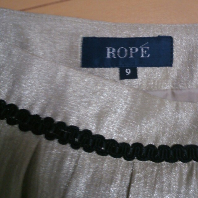 ROPE’(ロペ)の未使用★上品なゴールド系スカート    レディースのスカート(ひざ丈スカート)の商品写真