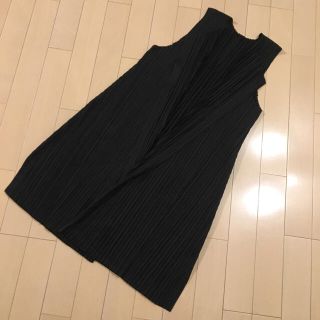 プリーツプリーズイッセイミヤケ(PLEATS PLEASE ISSEY MIYAKE)のカーディガン ノースリーブトップス(カーディガン)