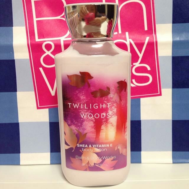 Bath & Body Works(バスアンドボディーワークス)のトワイライトウッズ ボディローション コスメ/美容のボディケア(その他)の商品写真