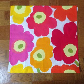 マリメッコ(marimekko)のマリメッコ クッションカバー ウニッコ柄 ピンク黄色オレンジ(クッションカバー)