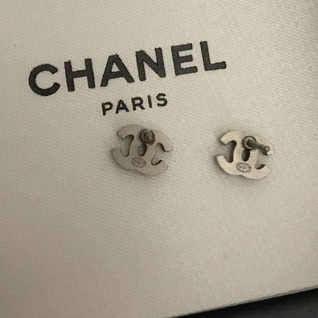 CHANEL 小さいピアス