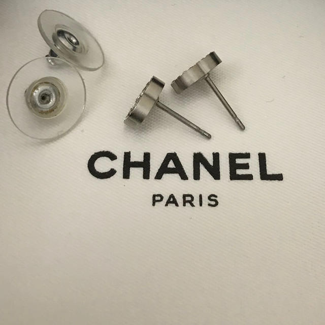 CHANEL 小さいピアス