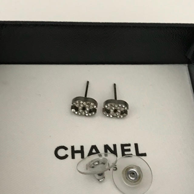 CHANEL 小さいピアス