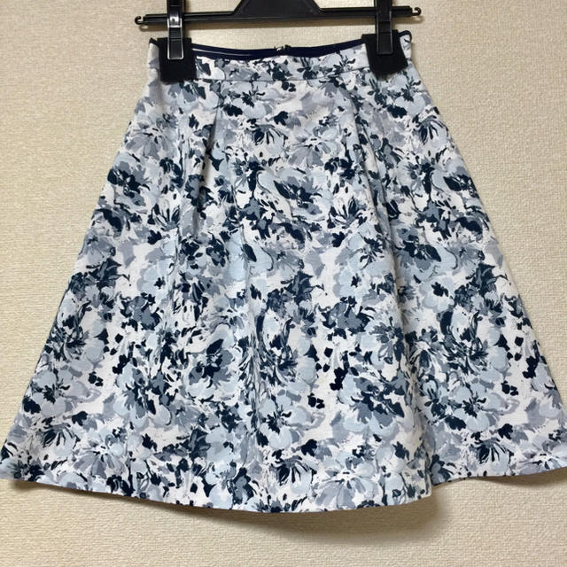 Apuweiser-riche(アプワイザーリッシェ)のアプ♡ モノクログログランフラワープリントスカート レディースのスカート(ミニスカート)の商品写真