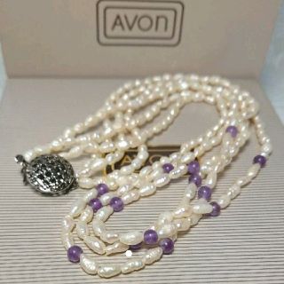 エイボン(AVON)のa768.AVON刻印3連パールネックレス(ネックレス)